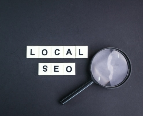 magnifying glass with local seo alphabet words.